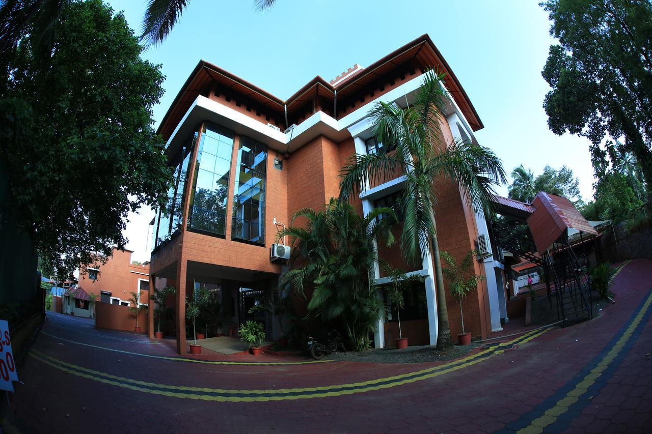 Hôtel Capital O 46475 Gd International Redfort à Nilambūr Extérieur photo