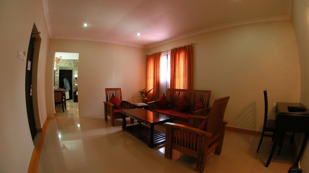 Hôtel Capital O 46475 Gd International Redfort à Nilambūr Extérieur photo