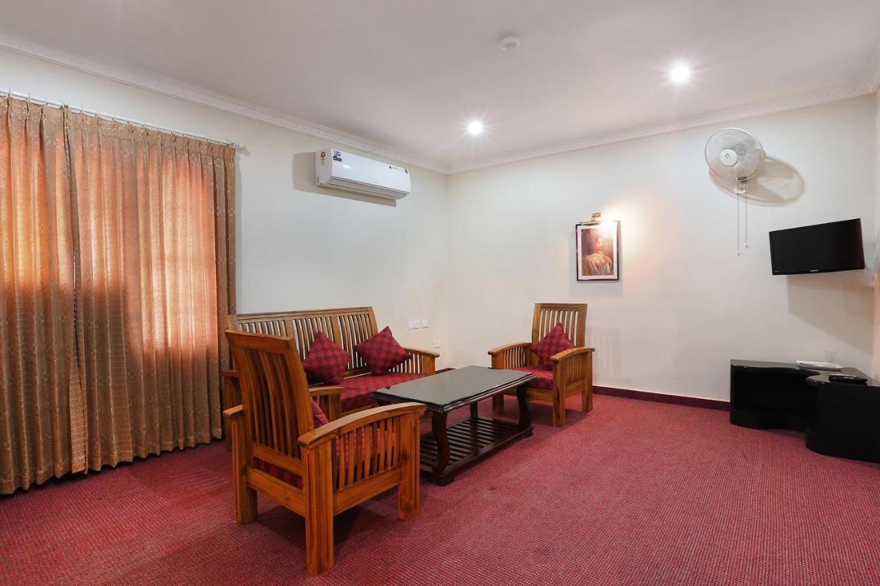 Hôtel Capital O 46475 Gd International Redfort à Nilambūr Extérieur photo